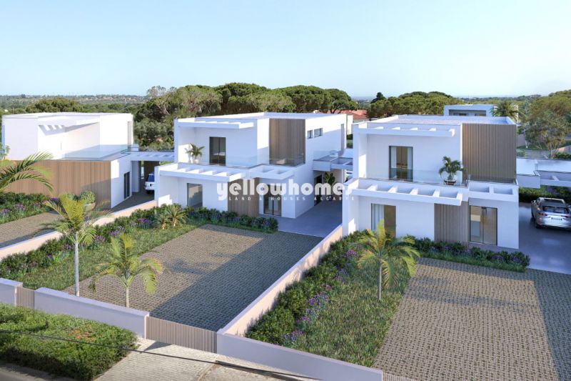 Moradias modernas V4 com jardim privado e piscina perto de Vilamoura/Vila Sol